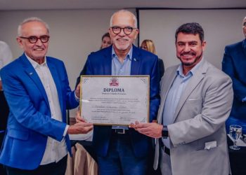 Cícero Lucena participa de concessão do título de cidadão pessoense ao presidente da FNP, Edvaldo Nogueira