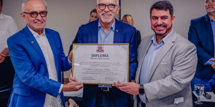 Cícero Lucena participa de concessão do título de cidadão pessoense ao presidente da FNP, Edvaldo Nogueira