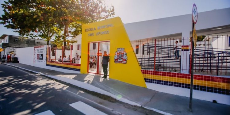 Cícero Lucena inaugura 20ª escola reestruturada pela gestão