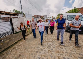 Em dia especial na região do Bairro das Indústrias, Cícero Lucena entrega pavimentação de oito ruas