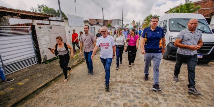 Em dia especial na região do Bairro das Indústrias, Cícero Lucena entrega pavimentação de oito ruas
