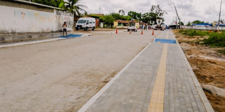 Em dia especial na região do Bairro das Indústrias, Cícero Lucena entrega pavimentação de oito ruas