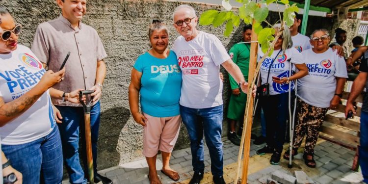 Em dia especial na região do Bairro das Indústrias, Cícero Lucena entrega pavimentação de oito ruas