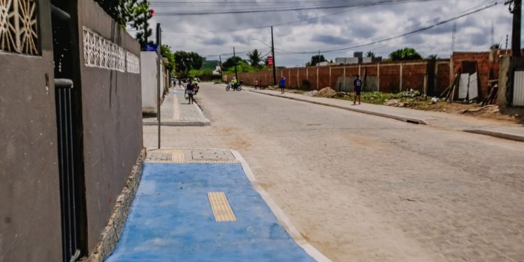 Em dia especial na região do Bairro das Indústrias, Cícero Lucena entrega pavimentação de oito ruas