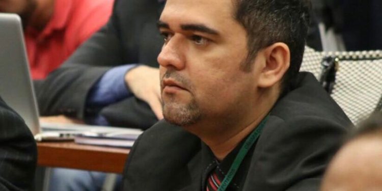 Secretário parlamentar, Gilclécio Lucena, recebe presidente da UNAMEC em Brasília