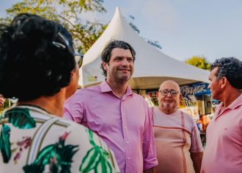 Leo Bezerra entrega pavimentação de ruas no bairro Colinas do Sul