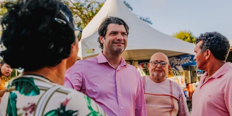 Leo Bezerra entrega pavimentação de ruas no bairro Colinas do Sul
