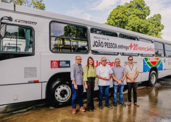 Cícero entrega 20 ônibus com tecnologia pioneira no Brasil para redução de poluentes emitidos
