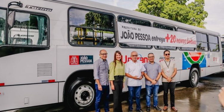 Cícero entrega 20 ônibus com tecnologia pioneira no Brasil para redução de poluentes emitidos
