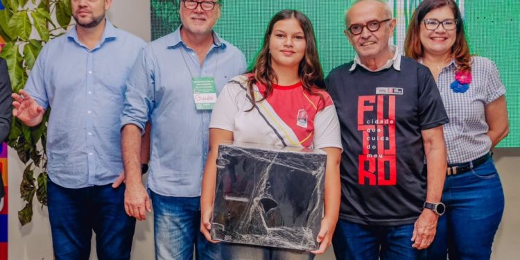 Cícero premia estudantes da Rede Municipal que desenvolveram melhor aplicativo para o meio ambiente