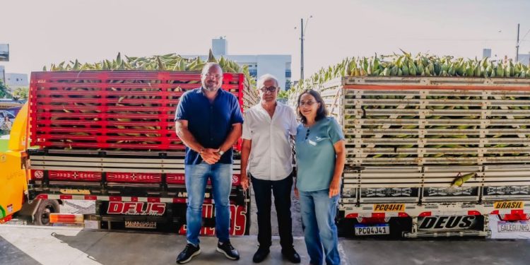Cícero Lucena acompanha distribuição de 60 toneladas de milho para 25 mil famílias