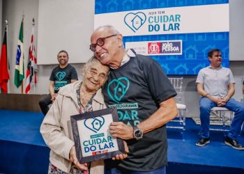 Cícero Lucena assina ordem de serviço para reestruturar 50 casas de famílias vulneráveis