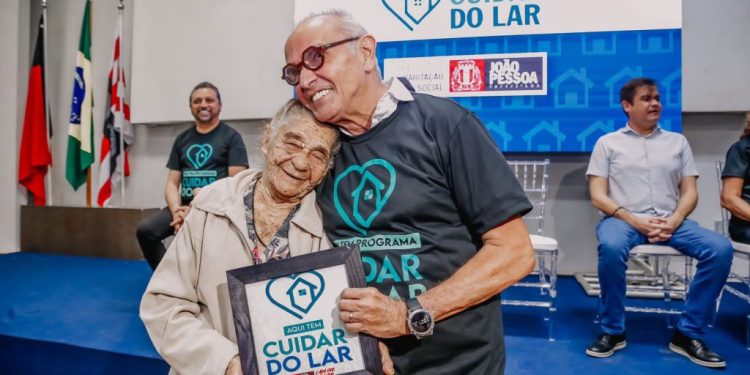 Cícero Lucena assina ordem de serviço para reestruturar 50 casas de famílias vulneráveis