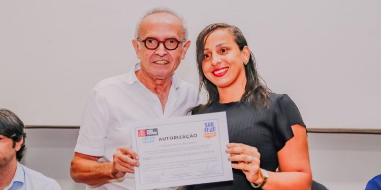 Cícero assina autorização para que 200 comerciantes informais possam trabalhar no São João Multicultural