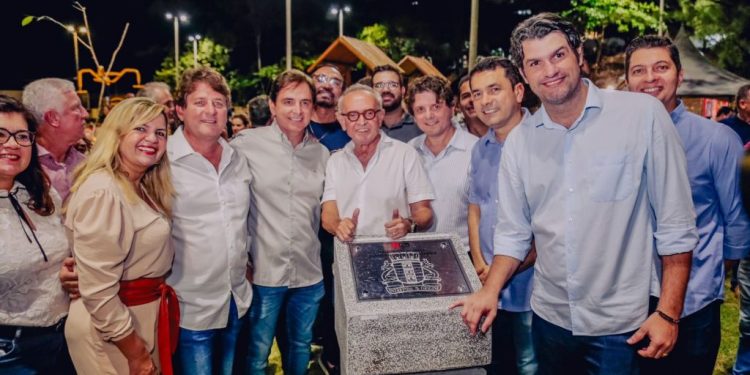 No Miramar, Cícero Lucena entrega primeira praça com espaço de atividades para cães