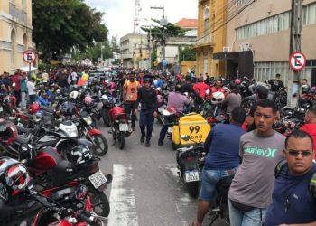 Motociclistas protestam em frente à CMJP e pedem liberação do transporte de passageiros na Capital