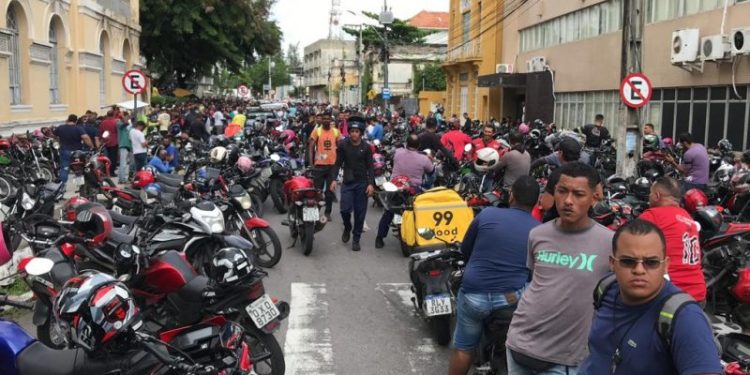 Motociclistas protestam em frente à CMJP e pedem liberação do transporte de passageiros na Capital