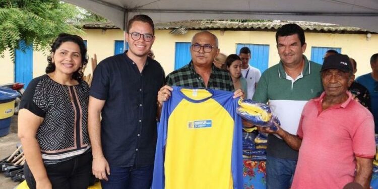 Prefeitura de Pedras de Fogo distribui novos uniformes aos agentes de limpeza da região