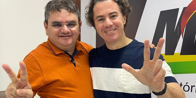 Prefeito Evandro Maia, de Belém do Brejo do Cruz, assina ficha de filiação ao MDB