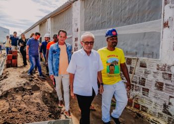 Cícero Lucena acompanha andamento das obras do primeiro residencial quilombola, em Paratibe