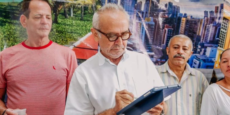 Cícero Lucena assina ordem de serviço para pavimentação e urbanização de ruas em Paratibe