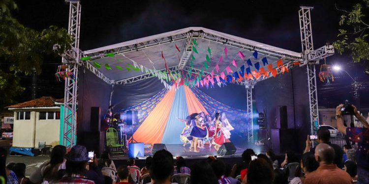Tradição, teatro, dança e música fazem parte do resgate da cultura junina na programação da 3ª noite do Arraiá do Litoral