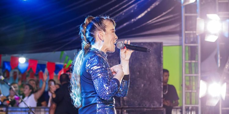 Desejo de Menina e Fabiana Souto lotam Arraiá do Litoral na véspera de São Pedro