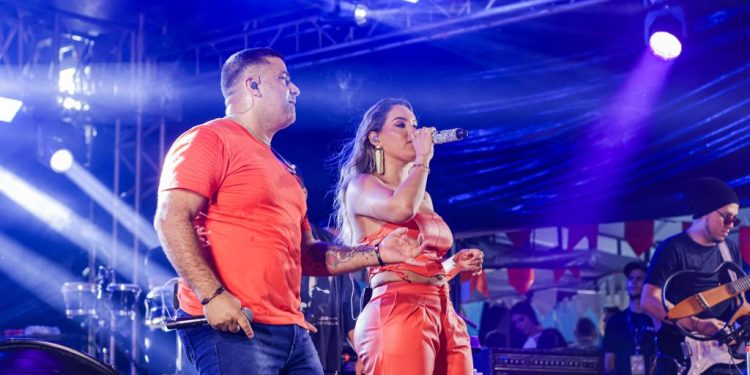 Desejo de Menina e Fabiana Souto lotam Arraiá do Litoral na véspera de São Pedro