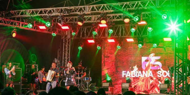 Desejo de Menina e Fabiana Souto lotam Arraiá do Litoral na véspera de São Pedro