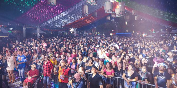 ARRAIÁ DO LITORAL: Raí Saia Rodada e Danieze Santiago encerram comemorações juninas em Cabedelo