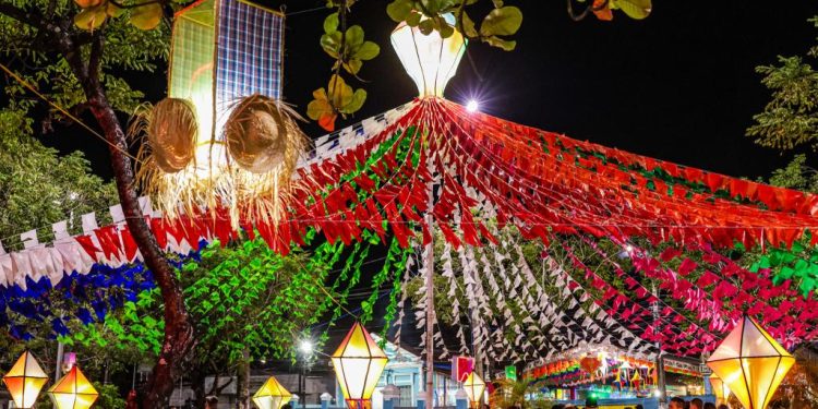 Grupos culturais, quadrilhas e shows musicais são as atrações do Arraiá do Litoral deste domingo