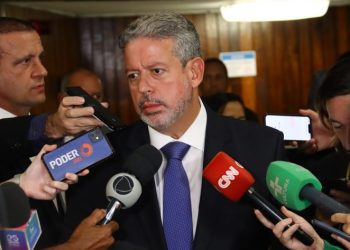 Lira diz que texto da reforma tributária será entregue ainda hoje para ser aperfeiçoado