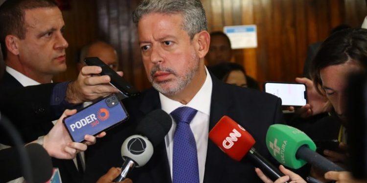 Lira diz que texto da reforma tributária será entregue ainda hoje para ser aperfeiçoado