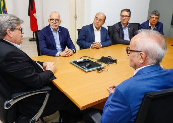 João Azevêdo recebe dirigentes da Frente Nacional dos Prefeitos, destaca investimentos nos municípios e importância do diálogo