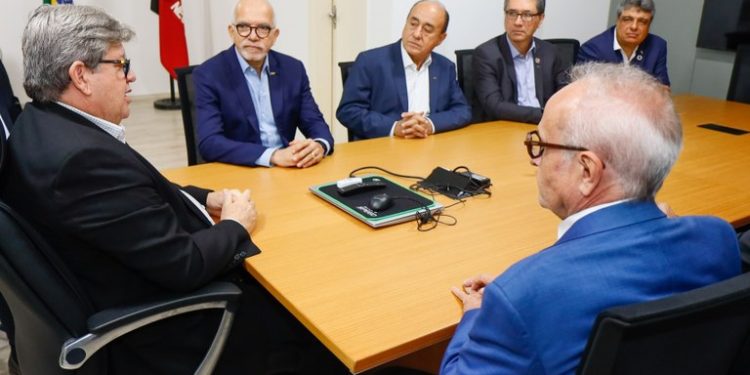 João Azevêdo recebe dirigentes da Frente Nacional dos Prefeitos, destaca investimentos nos municípios e importância do diálogo