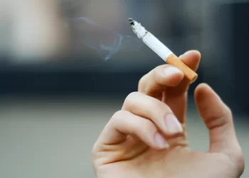 Projeto de lei quer proibir cigarros em praias brasileiras com certificação ambiental