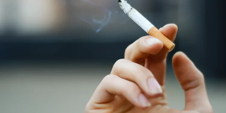 Projeto de lei quer proibir cigarros em praias brasileiras com certificação ambiental