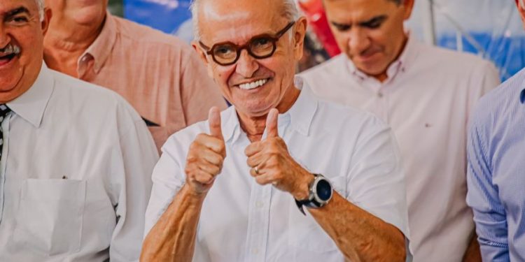 Cícero Lucena autoriza reestruturação de escola e chega a 60 ordens de serviço em unidades da Rede Municipal