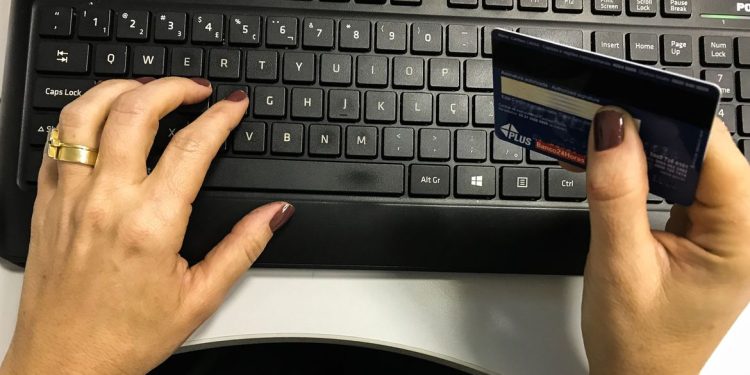 Compras de até US$ 50 pela internet ficam livres de taxação