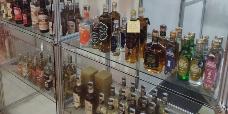 Engenhos produtores de cachaça participam do Salão do Artesanato Paraibano em Campina Grande