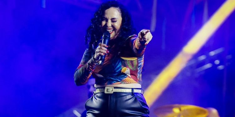 Primeira noite de shows reúne multidão no Parque Solon de Lucena