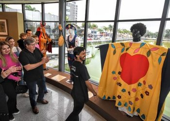 João Azevêdo prestigia exposição de 50 anos do Movimento Armorial, em Campina Grande