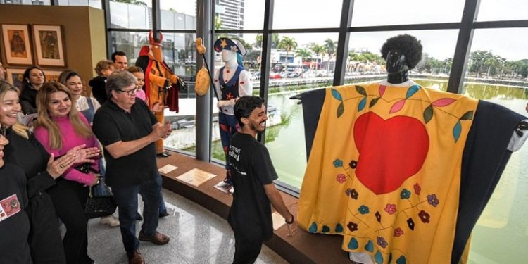 João Azevêdo prestigia exposição de 50 anos do Movimento Armorial, em Campina Grande