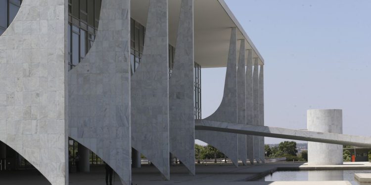 Lula sanciona Lei Geral do Esporte e veta regra que reduz indenização