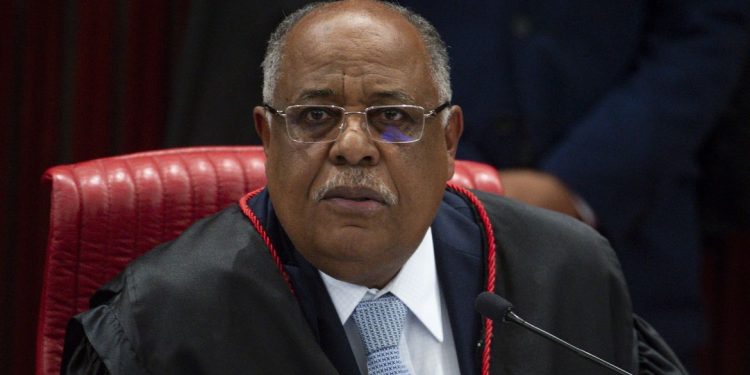 TSE encerra 1º dia de julgamento de ação contra Bolsonaro; decisão sobre inelegibilidade fica para semana que vem