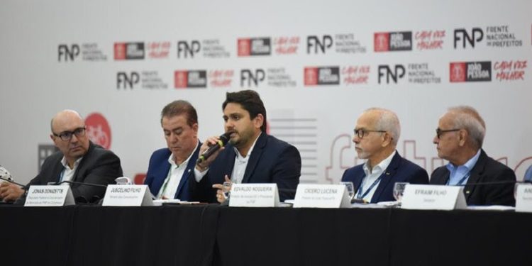 Ministro diz que metade da malha rodoviária do país terá antenas 4G instaladas até o fim do ano