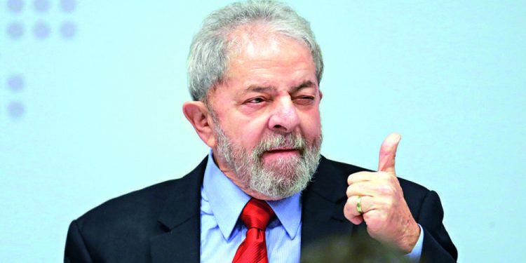Lula diz que está extremamente satisfeito com os primeiros seis meses de governo