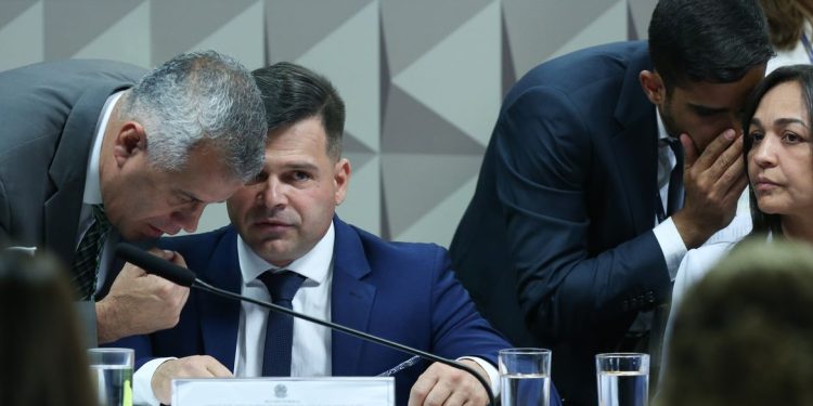 Relatora da CPMI do Golpe quer notícia-crime contra ex-PRF