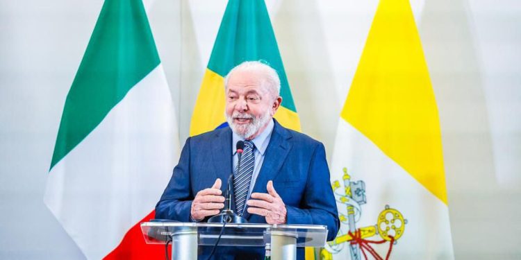 Na Itália, Lula diz que manutenção da atual taxa de juros é irracional