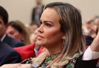 Ministra do Turismo volta ao Brasil para deixar o cargo